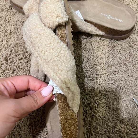 Slippers - Picture 3 of 4